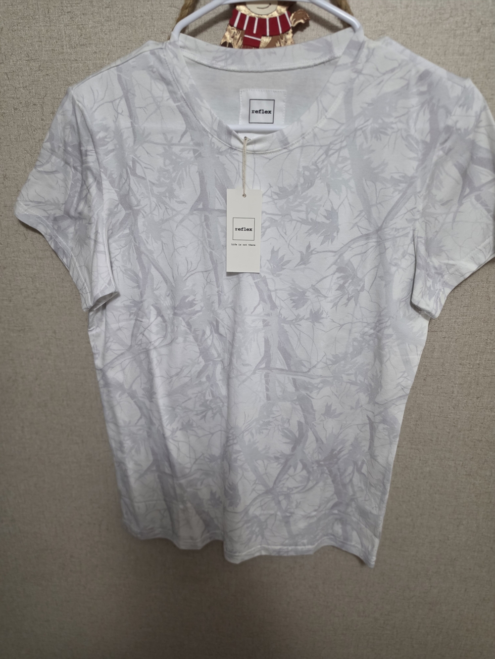 Reflex White Camo Short Sleeve Tee with Subtle Leaf Print.